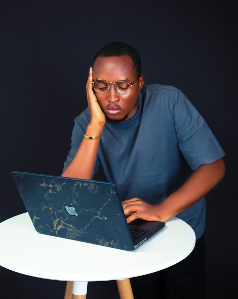 Personne stressée au bureau, douleur au dos, fatigue chronique