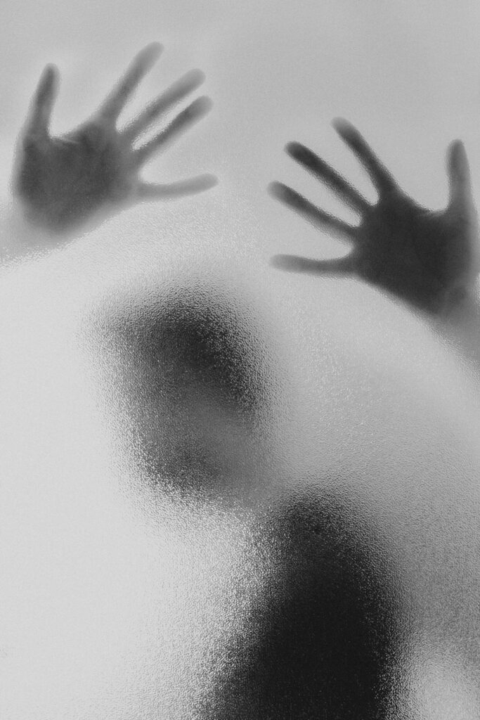 Les signes que tu cognes un plafond invisible